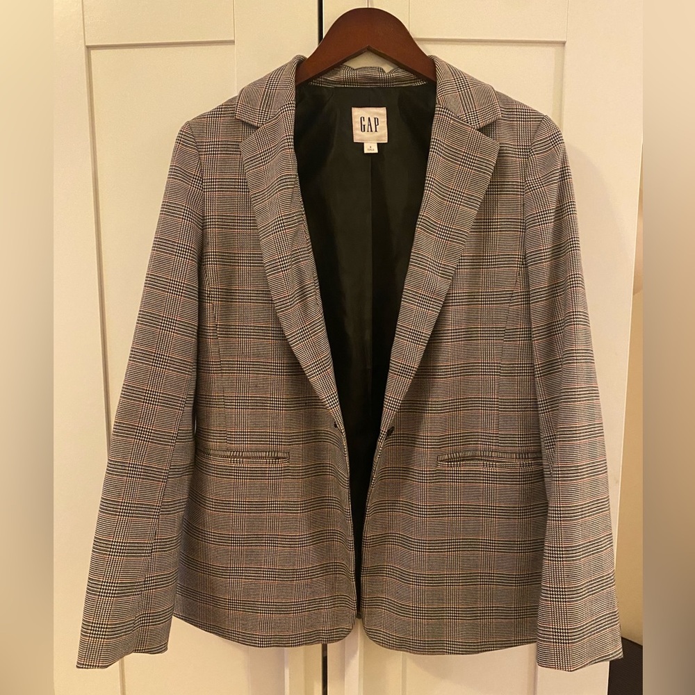 Oversized black and white blazer with red detail
